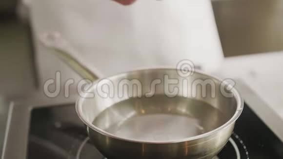 特写厨师男子盐沸水视频的预览图