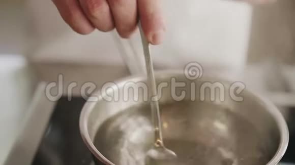 厨师把鸡蛋煮成开水视频的预览图