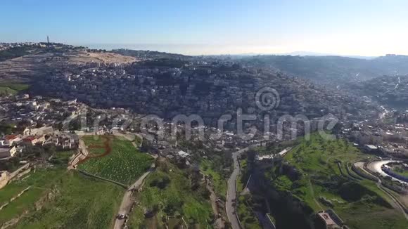 空中飞耶路撒冷小巷村庄和旧城到圣殿山西墙视频的预览图