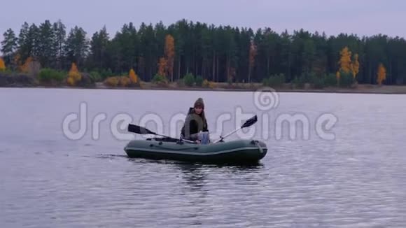 一位女运动员在湖边的橡皮艇上划船游泳视频的预览图