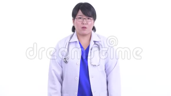 快乐超重亚洲女医生有好消息视频的预览图