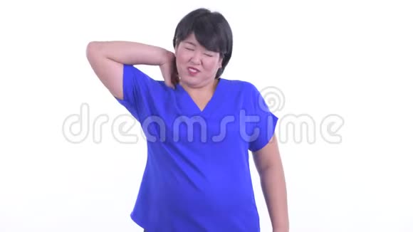 超重的亚洲女商人脖子疼视频的预览图