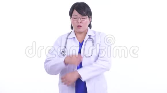 穿着超重的亚洲女医生想着低头看着视频的预览图