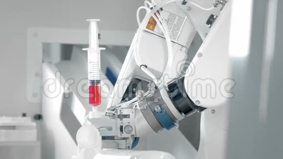 机器人手臂用化疗药物注射两个操纵器将药物注入注射器新视频的预览图