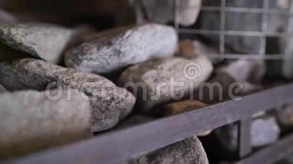 天然灰色粗石特写用于桑拿可以用作背景桑拿房里的石头视频的预览图
