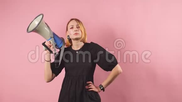 一幅严肃自信的年轻女权主义者在粉红色背景下孤立的肖像视频的预览图