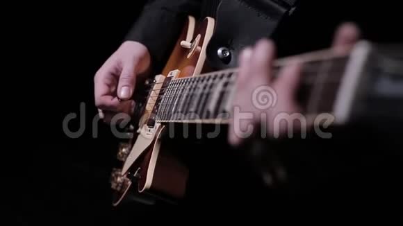 弹电吉他2视频的预览图