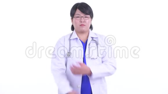 快乐超重的亚洲女医生双臂交叉微笑视频的预览图