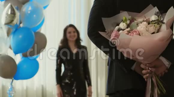 穿西装的男人给女朋友一束鲜花和拥抱视频的预览图