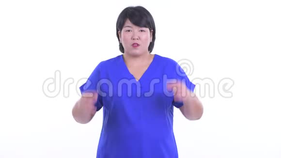 穿着超重的亚洲女商人头痛视频的预览图