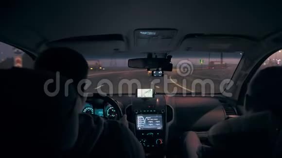 司机和乘客一大早就在高速公路上开车视频的预览图