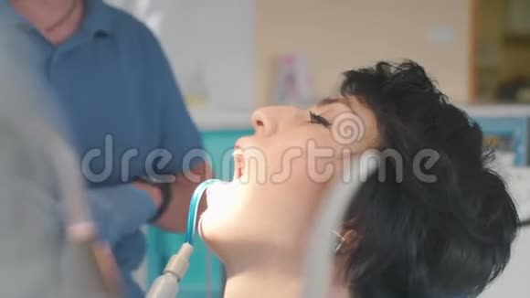 一个年轻女孩的牙科治疗牙医使用工具视频的预览图