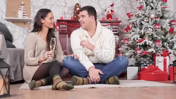 一对白人夫妇在圣诞前夜有个亲密的时刻视频的预览图