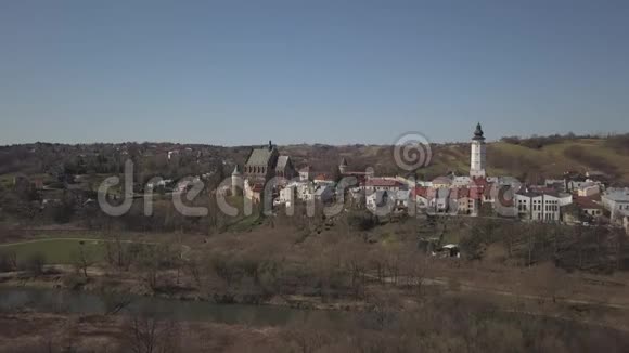 比茨波兰2019年3月9日风景如画的青山上欧洲中世纪城市历史中心全景旅行到视频的预览图