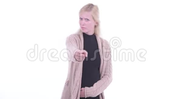 愤怒的金发年轻孕妇指着镜头视频的预览图