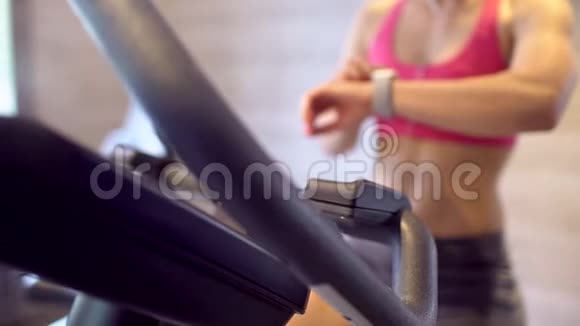 智能手表显示在健身房锻炼妇女的心率视频的预览图