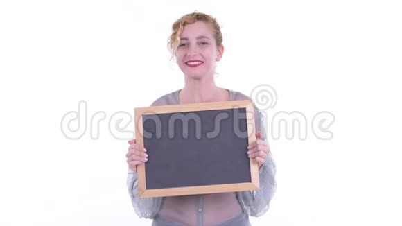 快乐美丽的金发女人拿着黑板说话视频的预览图