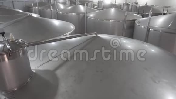 厂房为生产葡萄酒大型容器为葡萄酒酒缸在酿酒厂里的一排排现代的石桶视频的预览图