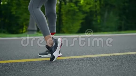 残疾妇女在慢跑前热身腿女孩在跑步表面锻炼视频的预览图