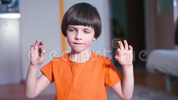 一个穿橙色衣服的男孩的肖像视频的预览图