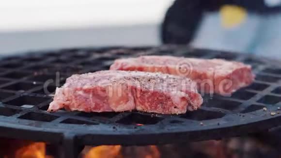 生牛排是在烤架上烹饪的视频的预览图