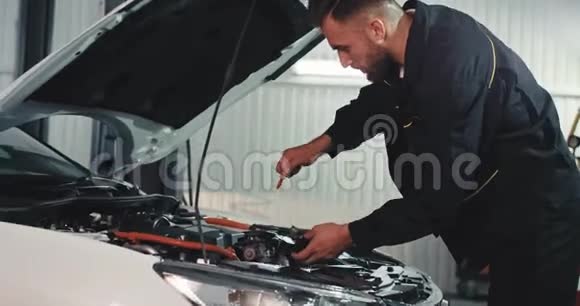 漂亮的机械师穿着现代的汽车服务仔细检查汽车的油位视频的预览图