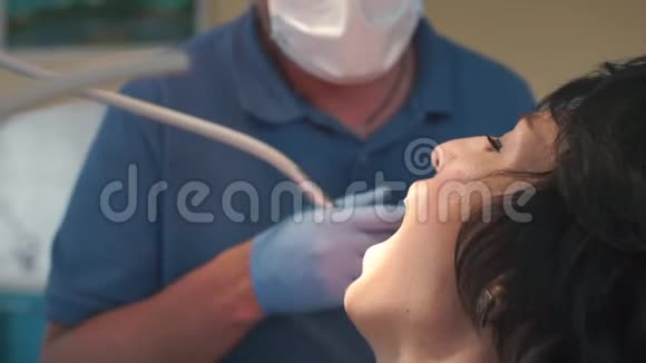 牙医在牙科诊所治疗女孩的牙齿视频的预览图
