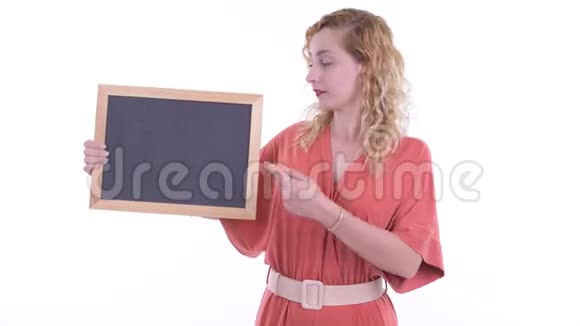 一个穿着衣服的金发女商人拿着黑板竖起大拇指视频的预览图