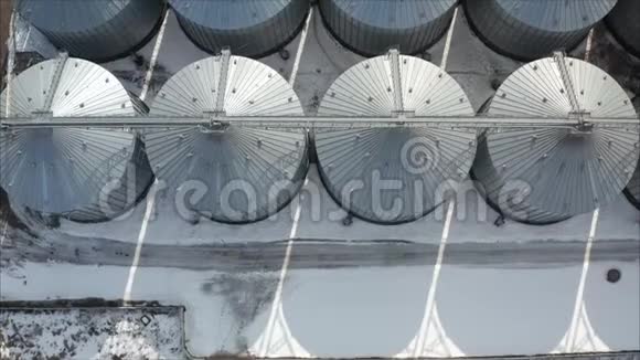 工业电梯俯视图俄罗斯工业电梯和烘干机的高角度鸟瞰图视频的预览图