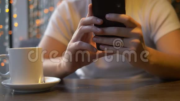 在手机上看到一条信息后男人摘下订婚戒指视频的预览图