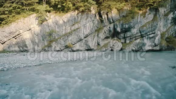 这条河沿着悬崖流视频的预览图
