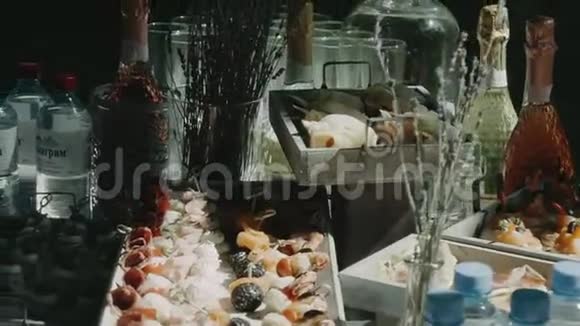 精美装饰的餐饮宴会桌上有不同的美食小吃视频的预览图
