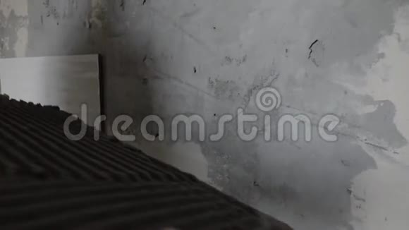 墙面灰水泥上瓷砖的布置贴瓷砖的过程视频的预览图