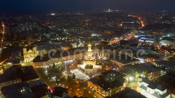 傍晚乌克兰伊万诺弗兰基夫斯基市中心的空中日落景色欧洲古老的历史建筑视频的预览图