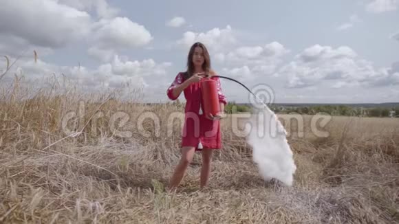 有魅力的长发女人在麦田里用灭火器与自然的联系自然的美视频的预览图