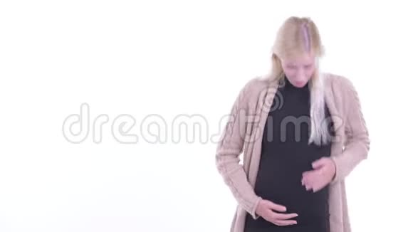 快乐的年轻金发孕妇展示了一些东西看上去很兴奋视频的预览图