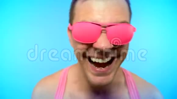 循环视频吉夫艺术设计穿着粉红色眼镜的时髦怪胎叫哇视频的预览图