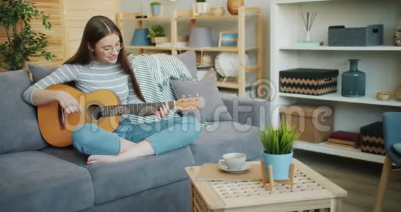 在家玩吉他的漂亮女孩慢动作视频的预览图