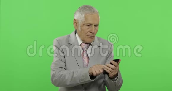 英俊的老年商人使用智能手机进行视频聊天铬键视频的预览图