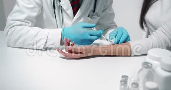 医生给女性病人接种疫苗视频的预览图