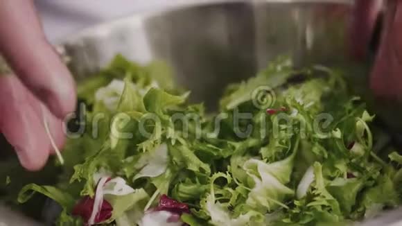 厨师洗鲜生菜沙拉混合视频的预览图
