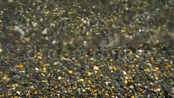 自然背景卵石海滩有清澈的水复制空间视频的预览图