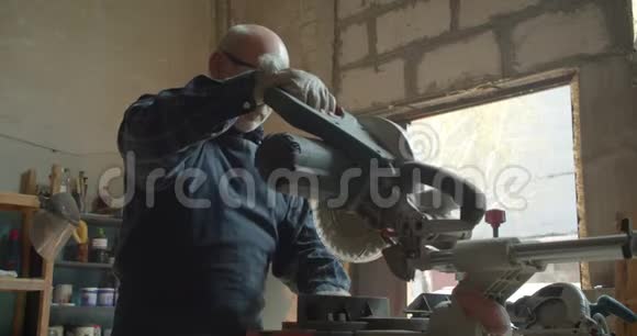高级男性制造商在木材工作头锯切割集中和严重视频的预览图
