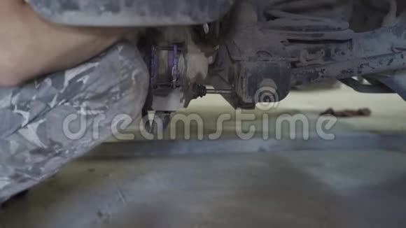 在车站修理汽车底盘的机械师视频的预览图
