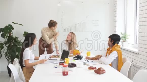 在白色现代办公室工作的年轻商务女性的头脑风暴视频的预览图