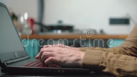 笔记本电脑上自由职业程序员的特写繁忙的创意网页设计师正在输入程序代码同时在o视频的预览图