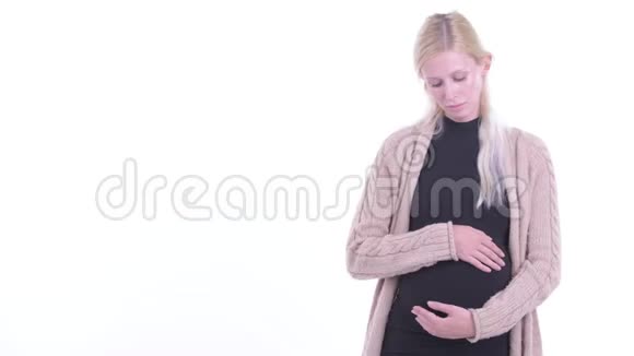 一位年轻的金发孕妇视频的预览图