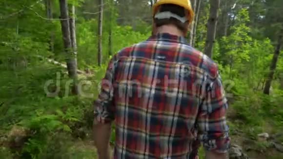一个电锯工人穿过树林视频的预览图