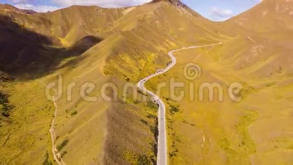 新西兰林迪斯山口公路沥青公路穿越山区沙漠的时间流逝视频的预览图