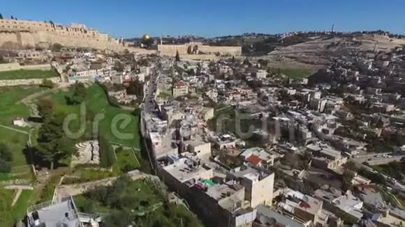 空中飞耶路撒冷小巷村庄和旧城到圣殿山西墙视频的预览图